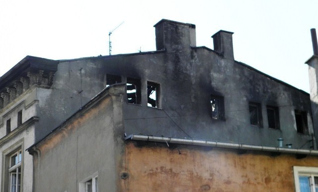 Pożar kamienicy w Toruniu. W akcji gaśniczej brało udział 8 zastępów straży pożarnej