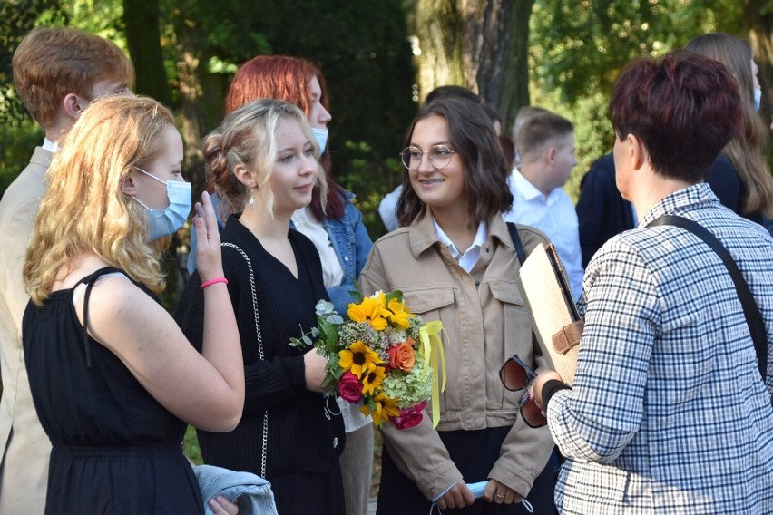 Rozpoczęcie roku szkolnego w ZSR Grzybno. Pierwszy dzwonek zabrzmiał dla ponad 300 uczniów i nowej dyrektor ZSR w Grzybnie
