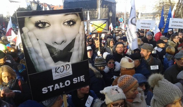 Podczas wtorkowej demonstracji  skandowane będą hasła: " Trybunał nie obroni się sam" ,"Nie słuchacie 100 000 usłyszycie miliony". Później uczestnicy proszeni  są o zaklejenie ust czarną taśmą klejącą.