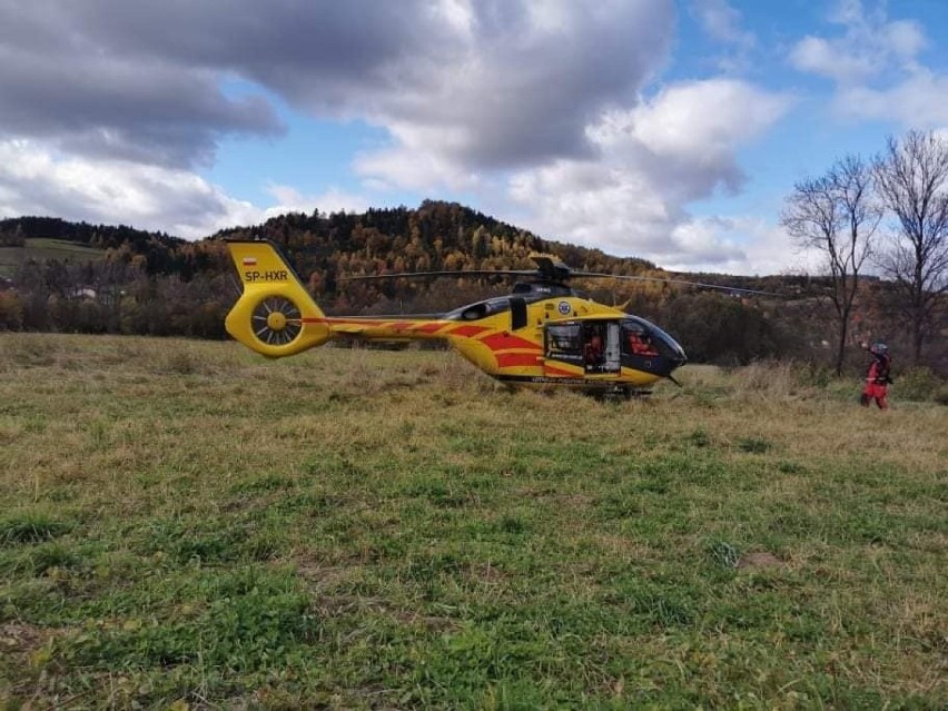 Podobin. Mężczyzna został przygnieciony przez traktor. Lotnicze Pogotowie Ratunkowe zabrało go do szpitala