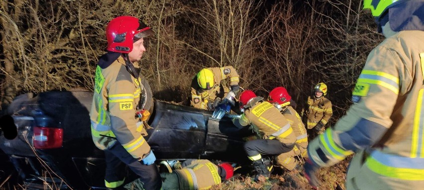 Groźny wypadek w Bagiczu pod Kołobrzegiem. Dachował samochód kierowany przez 22 - latka