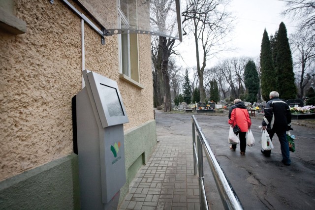 Kiosk internetowy z dostępem do serwisu grobonet został zainstalowany obok kaplicy na cmentarzu komunalnym przy ul. Moniuszki