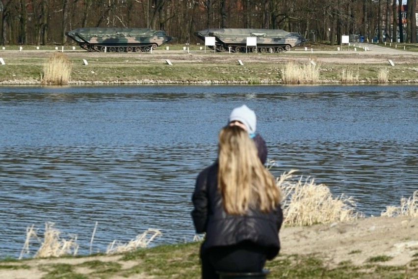 Żołnierze i dużo sprzętu nad Odrą we Wrocławiu. O co chodzi? (ZDJĘCIA)