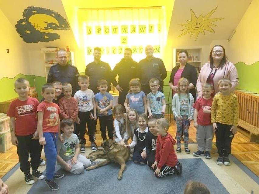 Spotkanie przedszkolaków z Rajbrotu z policjantami,...