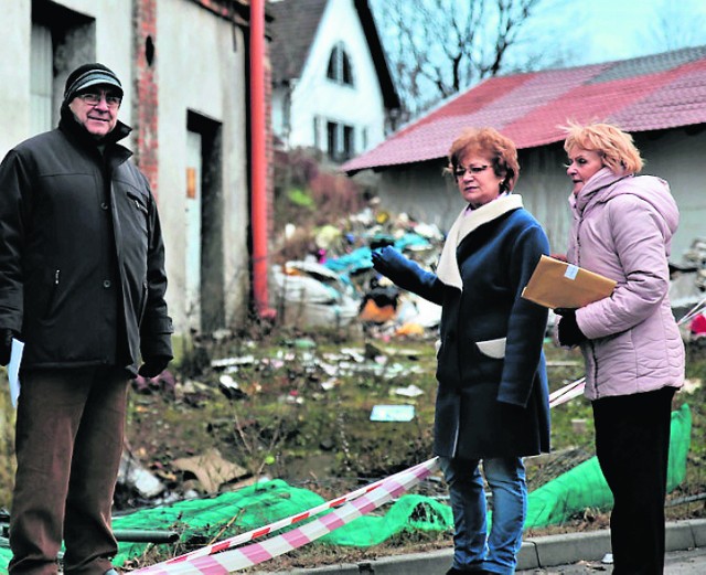 Andrzej Dobrowolski, Stefania Podgórska i Maria Zając pokazują gnijące wysypisko śmieci pod Starym Młynem na os. Kilińskiego