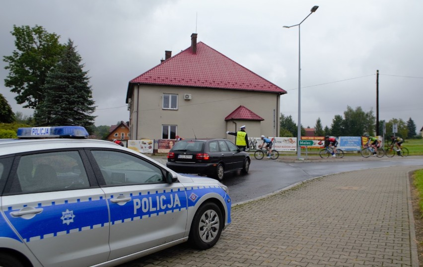 Nie tylko kolarze, ale również policjanci ścigali się na trasie Mistrzostw Polski Masters „Osiek 2020”. Zobacz zdjęcia