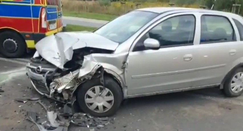 Gniezno. Na ul. Osiniec zderzyły się dwa samochody. Kierowca zasnął za kierownicą!