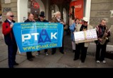 Grajkowie uliczni solidarni z Tadeuszem Lisem ukaranym przez straż miejską