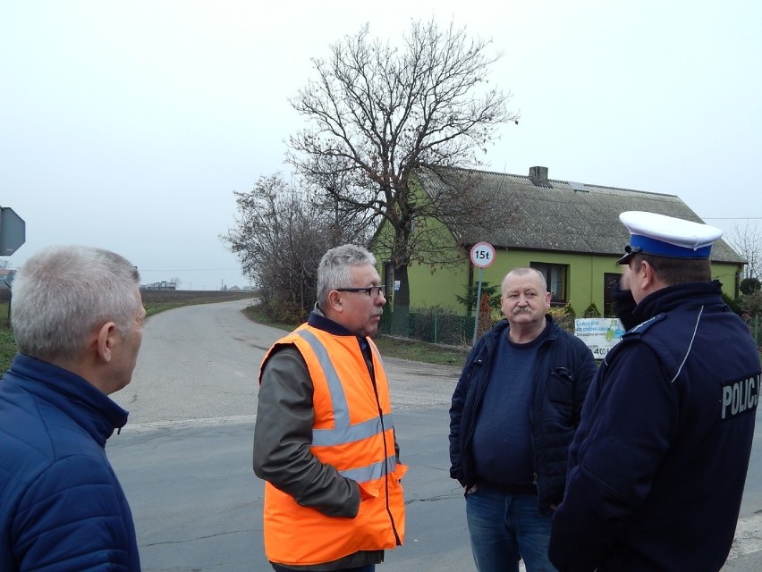 Komisja rozpatrywała projekt poprawy bezpieczeństwa na skrzyżowaniu dróg w Faliszewie w powiecie radziejowskim