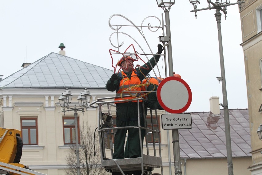 Już szykują ozdoby świąteczne w Kielcach. Będą dwie sztuczne choinki