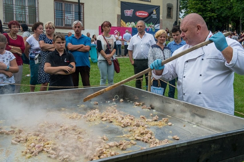 Jarmark "Wiśnickie Specjały": dożynki, III Festiwal Kapel Weselnych i gotowanie specjalnej potrawy na ogromnej patelni [ZDJĘCIA]
