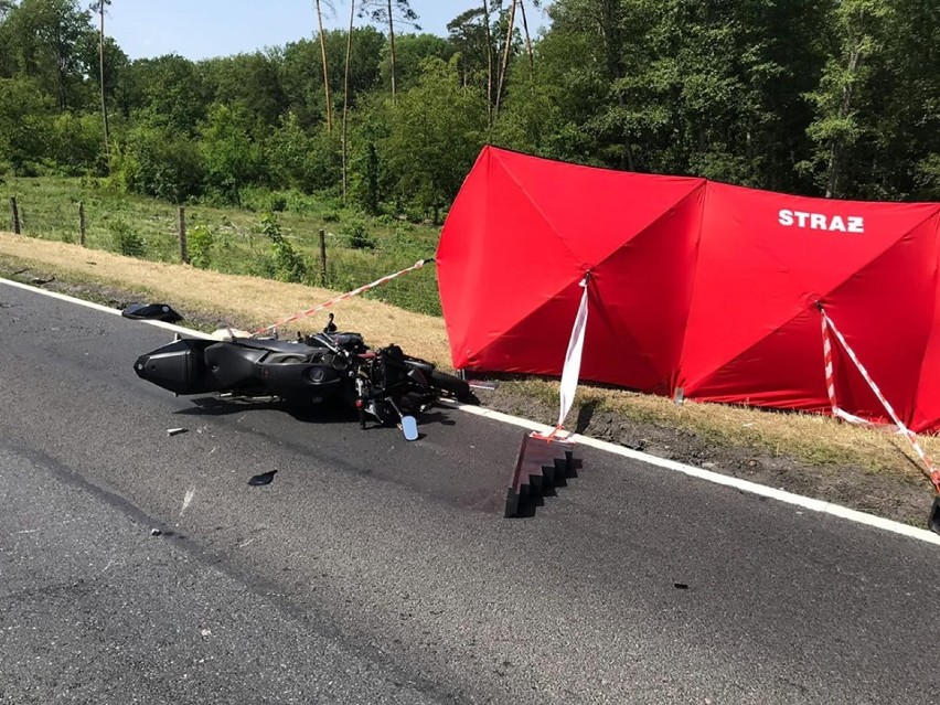 Śmiertelny wypadek na DK10 między Grabównem a Okalińcem. 24-letni motocyklista zginął w zderzeniu z tirem. Duże utrudnienia w ruchu