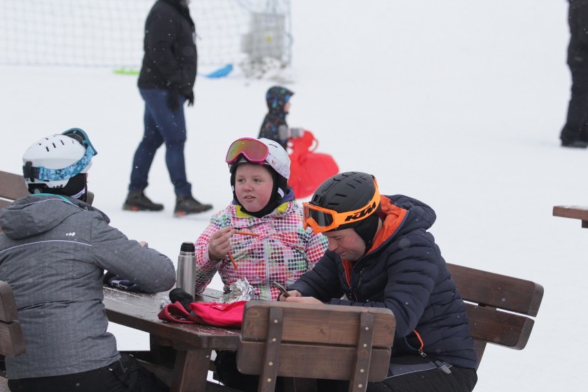 Sport Dolina Bytom. Sezon na bytomskim stoku w pełni. Pogoda sprzyja narciarzom na Śląsku