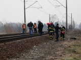 Młoda kobieta leżała na torach. Policja ustala jej tożsamość