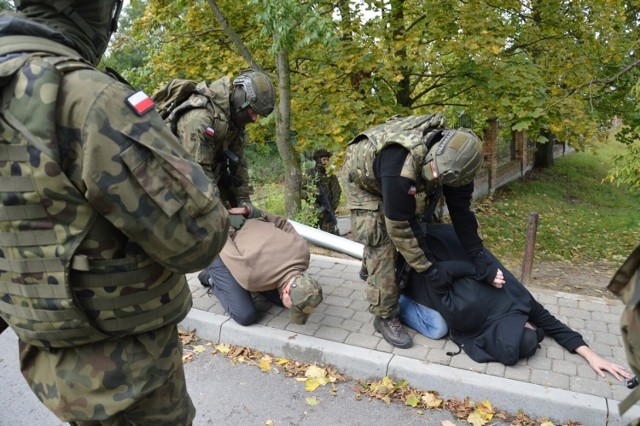 Terroryści w rękach terytorialsów na ćwiczeniach na wiadukcie przy klasztorze