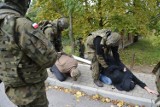Świece dymne i przejęcie terrorystów na ćwiczeniach terytorialsów w Stalowej Woli. Zobacz zdjęcia