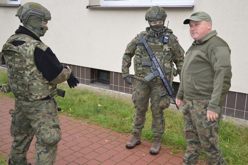 Świece dymne i przejęcie terrorystów na ćwiczeniach terytorialsów w Stalowej Woli. Zobacz zdjęcia