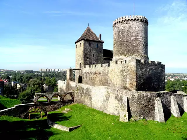 Zamek w Będzinie zlokalizowany jest na skarpie na lewym brzegu Czarnej Przemszy i jest typowym przykładem budownictwa obronnego z połowi XIV wieku. 
Po przebudowie zamek stał się siedzibą Muzeum Zagłębia w Będzinie, które funkcjonuje tu aż do dziś.

Obecnie w zamku znajduje się ekspozycja broni i uzbrojenia obronnego od X aż do XX wieku, można się tutaj również zaznajomić z dziejami obiektu. 

Zwiedzanie tego obiektu jest płatne.