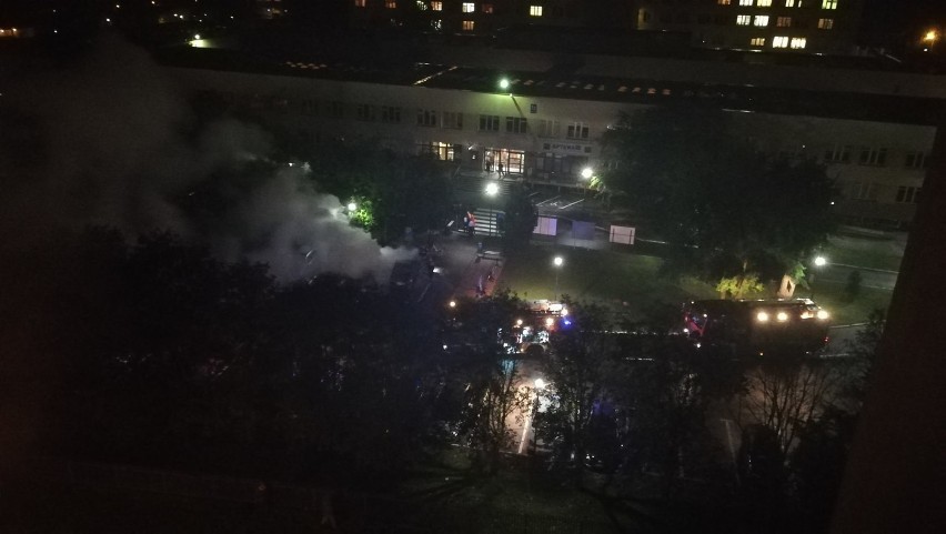 Pożar samochodu przy szpitalu Biziela w Bydgoszczy [zdjęcia od Czytelnika]