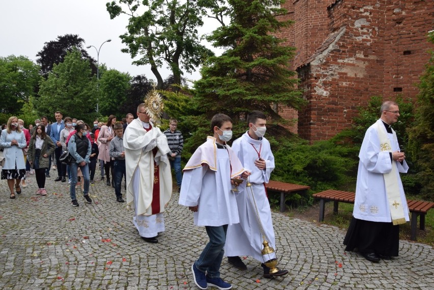 Pruszcz Gdański. Procesja Bożego Ciała w parafii Podwyższenia Krzyża Św. przeszła wokół kościoła