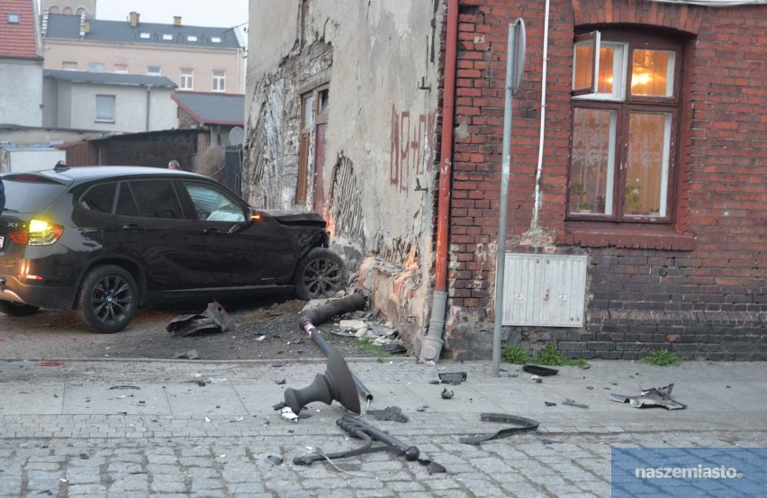 Groźny wypadek w centrum Włocławka. BMW wjechało w budynek po zderzeniu z renaultem [zdjęcia]