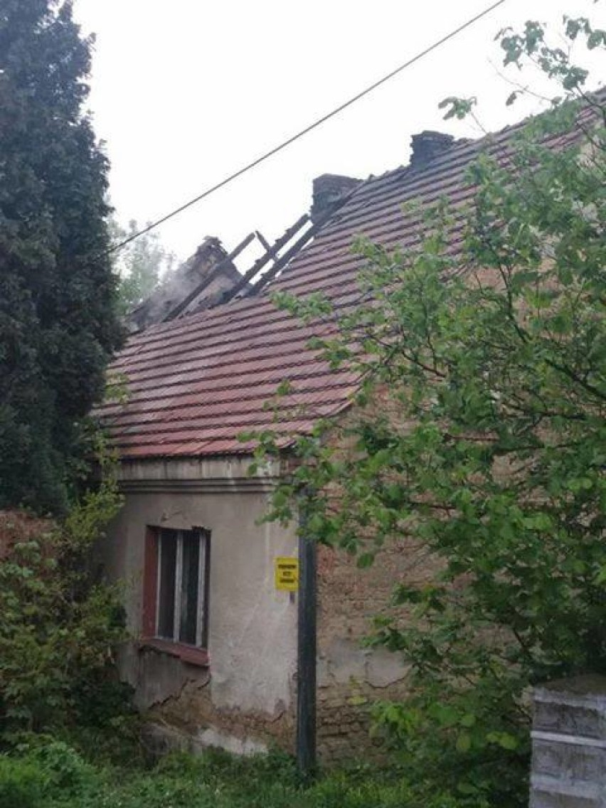W pożarze w Chwałowicach zginął mężczyzna. Strażacy przeszukują zgliszcza wposzukiwaniu kolejnej osoby