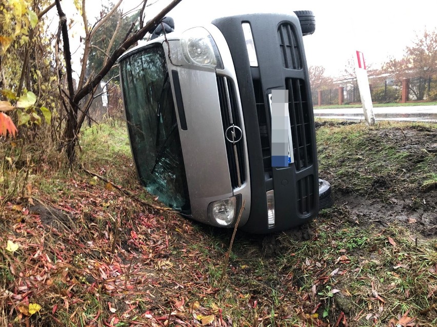 Groźny wypadek na drodze Włocławek - Radziejów. Opel wylądował w rowie [zdjęcia]