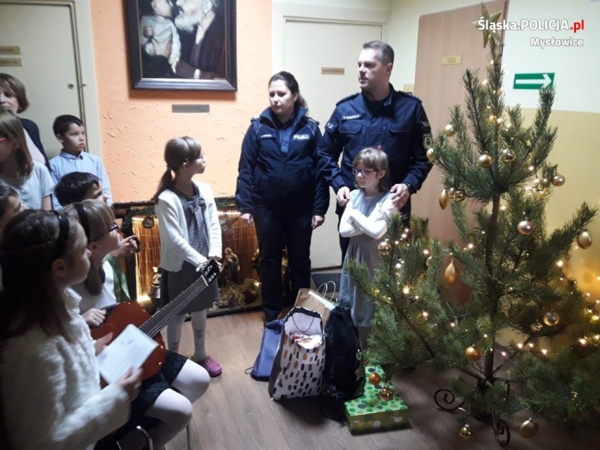 Policjanci podarowali prezenty dzieciom