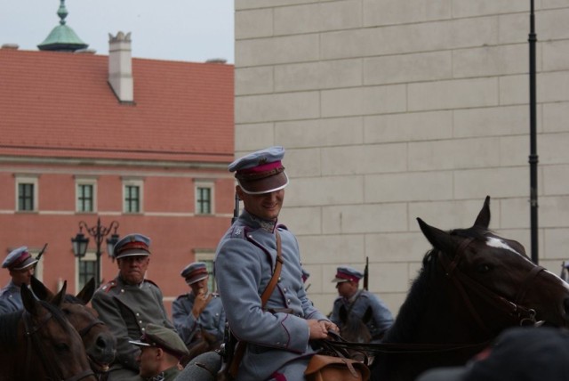 Statyści, kt&oacute;rzy pozowali do zdjęć, opowiadali, że wstają w środku nocy, by tuż nad ranem dopiero dowiedzieć się, jakie role przypadną im w udziale. Fot. Marek Bachorski-Rudnicki