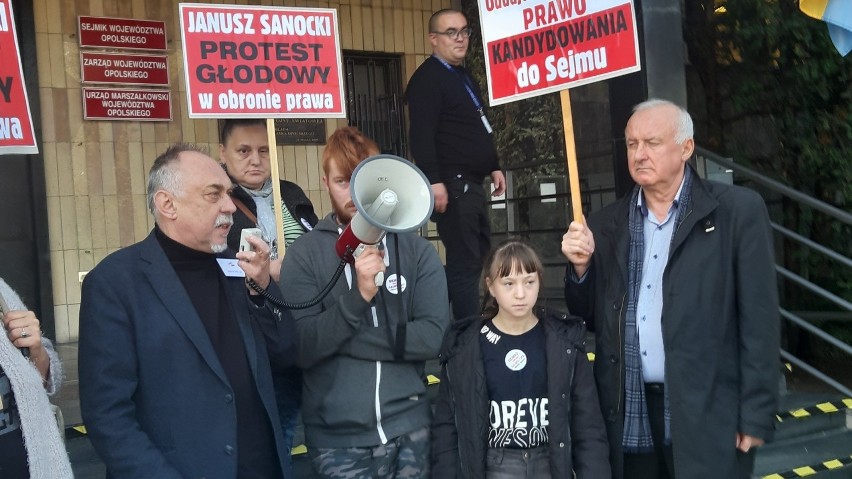 Poseł Janusz Sanocki razem z sympatykami protestował w czwartek pod Opolskim Urzędem Wojewódzkim 