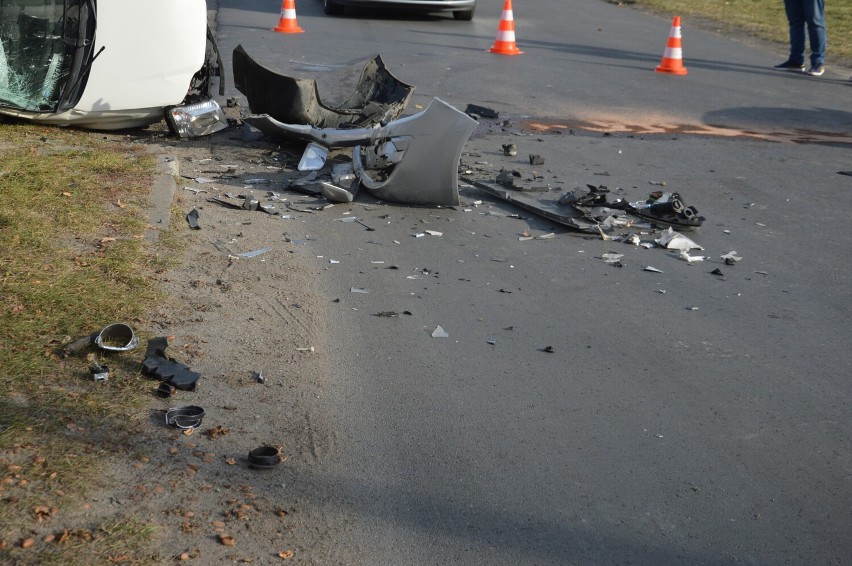 Wypadek w Skierniewicach. Jeden z samochodów przewrócił się na bok