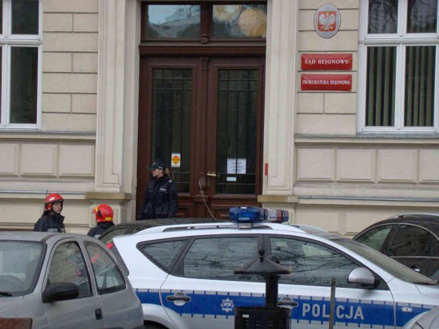Ewakuacja budynku sądu i prokuratury w Wadowicach z powodu alarmu bombowego.