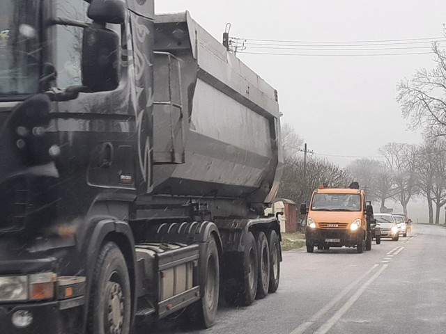 Droga w Budnie została zablokowana przez ślizgające się na oblodzonym asfalcie ciężarówki