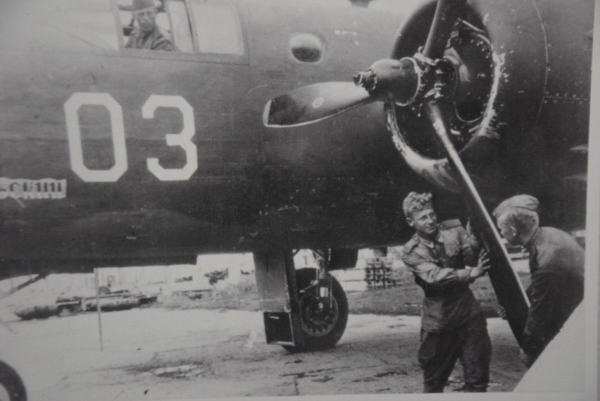 Archiwalne zdjęcie bombowca B-25 Mitchell.Na zdjęciu -...