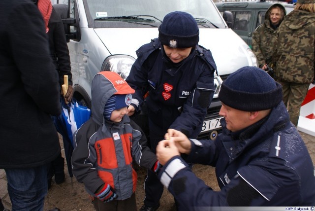 Podlascy  policjanci podobnie jak ich koledzy w całej Polsce wspierają Wielką Orkiestrę Świątecznej Pomocy. Przez cały czas trwania kwesty funkcjonariusze będą też czuwali nad bezpieczeństwem zarówno wolontariuszy jak i wszystkich, którzy spieszyli by wziąć udział w imprezach związanych z dwudziestym finałem WOŚP. 

 Wiadomości kryminalne na stronie: Podlaskiej Kroniki Policyjnej