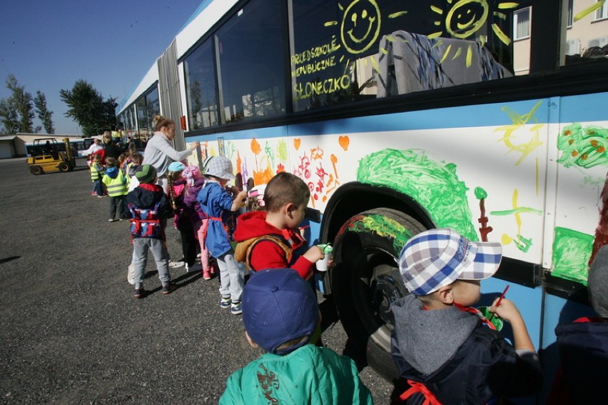Dzieci malują autobus w Legnicy (ZDJĘCIA)
