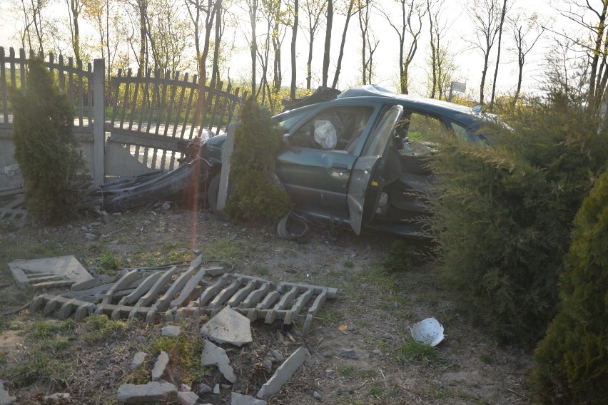 Pijany kierowca citroena wjechał w ogrodzenie w powiecie włocławskim [zdjęcia, wideo]