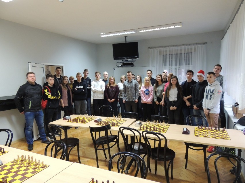 II LO w Wieluniu najlepsze w mistrzostwach powiatu wieluńskiego w szachach[FOTO, WYNIKI]