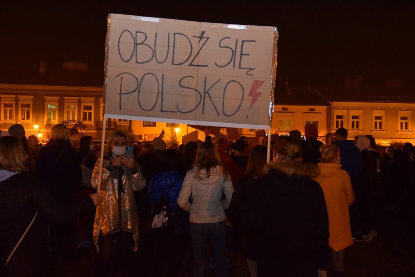 Protest kobiet w Skierniewicach. „Prezenty” pod biurem poselskim PiS [ZDJĘCIA]
