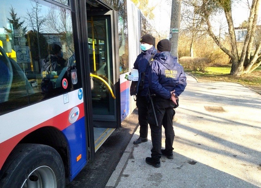 Strażników spotkać można nie tylko w pojazdach komunikacji...