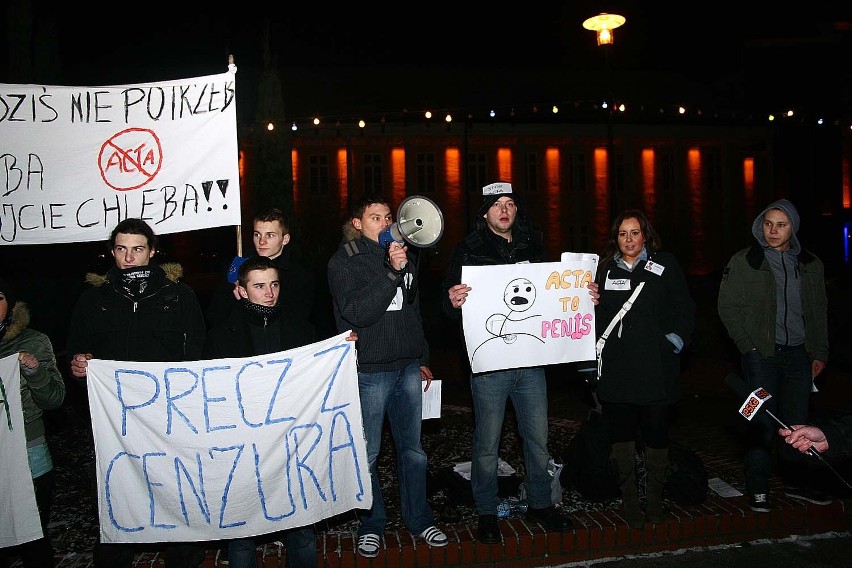 Nie dla ACTA w Pile. W manifestacji na pl. Staszica wzięło udział pół tysiąca osób [ZDJĘCIA i WIDEO]