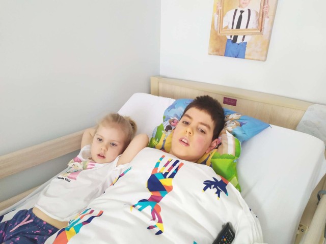 Alanek Giżyński z młodszą siostrą. Chłopiec na stół operacyjny trafił 21 października 2019 roku.  Niestety wystąpiły komplikacje.