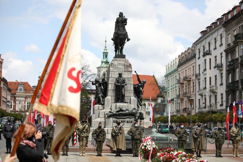 Kraków. Dziś obchodzimy 230. rocznicę uchwalenia Konstytucji 3 Maja. 75 lat temu obchodów zakazali komuniści. Ludzie i tak wyszli na ulice