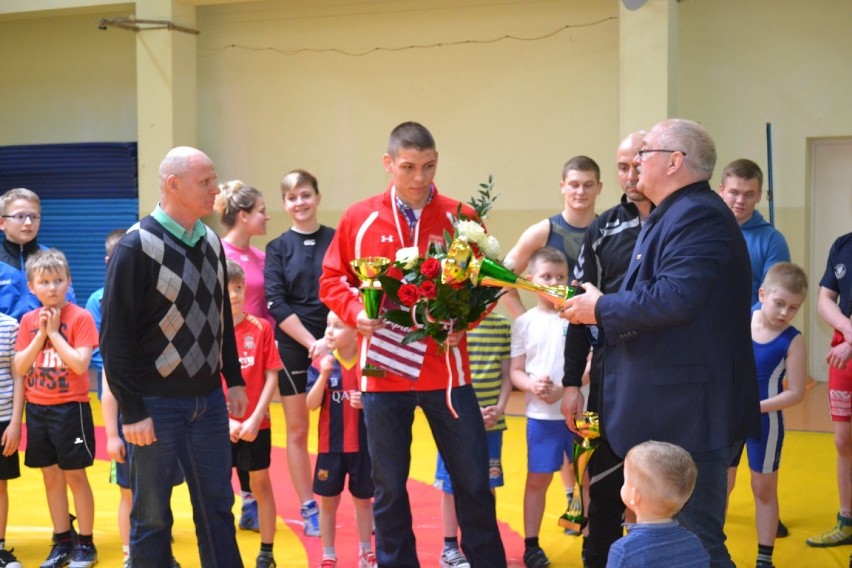 Koledzy i trenerzy z GKS Cartusia Kartuzy powitali Krystiana Formelę, brązowego medalistę ME