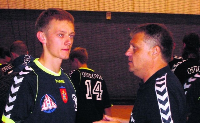 Trener Paweł Rusek (z prawej) miał sporo uwag do gry Damiana Krzywdy