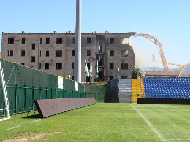 Zobacz, jak burzą budynek pod nowy stadion w Bielsku-Białej
