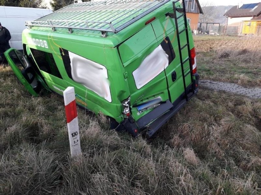 Kadcza. Trzy auta rozbite na głównej drodze w dolinie Dunajca