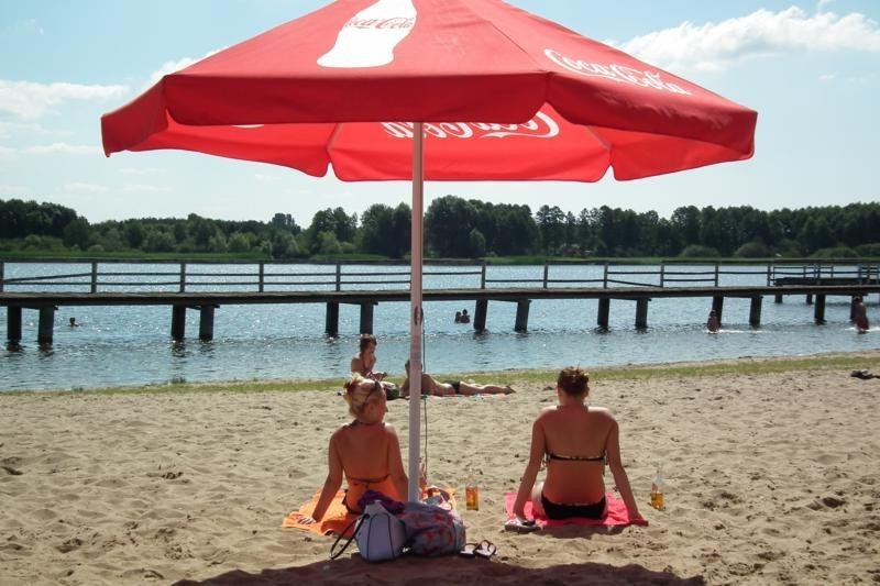 Wróciło słońce, dziewczyny łapią brąz na plażach w Chmielnikach i Pieckach. Zobacz zdjęcia