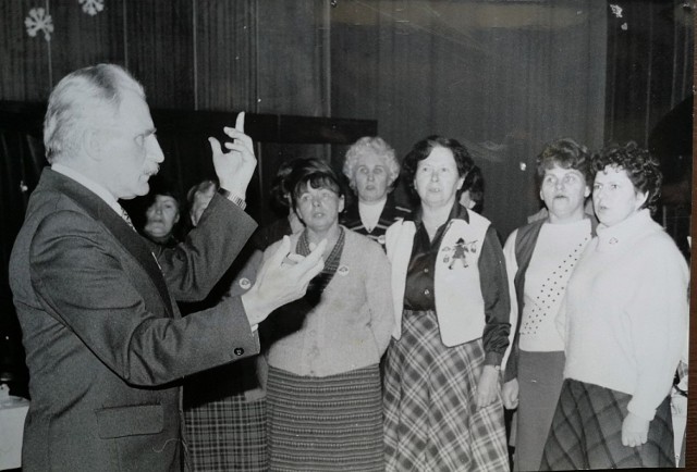 Jan Kazimierz Sobociński (1915 - 2004), wieloletni dyrygent Chóru Harfa, pedagog, humanista, pisarz, przyjaciel młodzieży, 18 lat temu, 1 czerwca 2002 roku otrzymał tytuł Honorowy Obywatel Gminy Świebodzin. Na zdjęciu z chórzystami z okazji 40-lecia zespołu