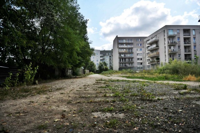 Miała być rewitalizacja ulicy Kościelnej, wymiana działek pod budowę parku na terenie Wiepofamy, a na razie pozostały mgliste zapowiedzi i niezrealizowane projekty. Gdy miasto wystawia teraz na sprzedaż kolejną działkę w sercu Jeżyc, która miała być parkiem, mieszkańcy protestują. 

Chodzi o działkę przy ul. Kościelnej i Mylnej. Urząd miasta chce ją sprzedać. Dla deweloperów to łakomy kąsek.